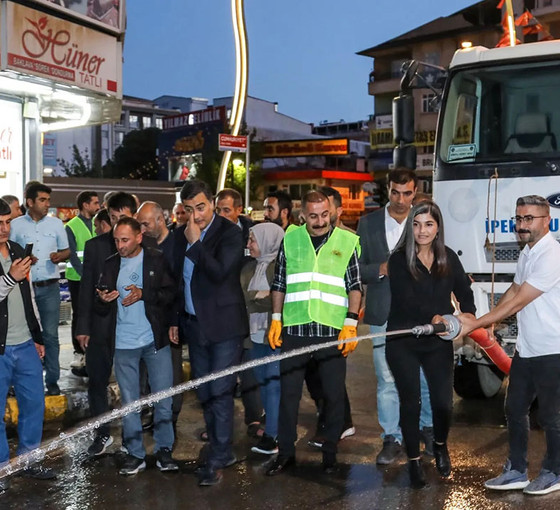 Van'da eşbaşkanlardan bayram temizliği: Sokakları yıkadılar