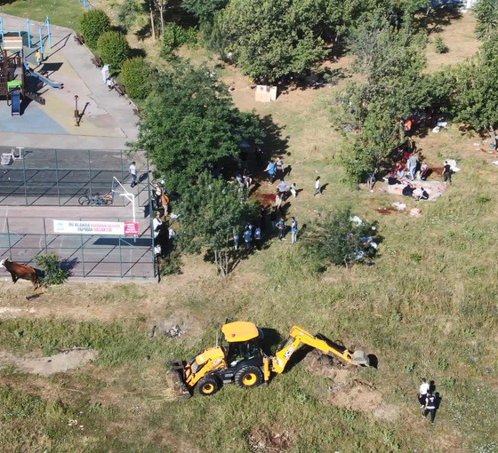 'Yasak' afişlerinin altında kaçak kurban kestiler