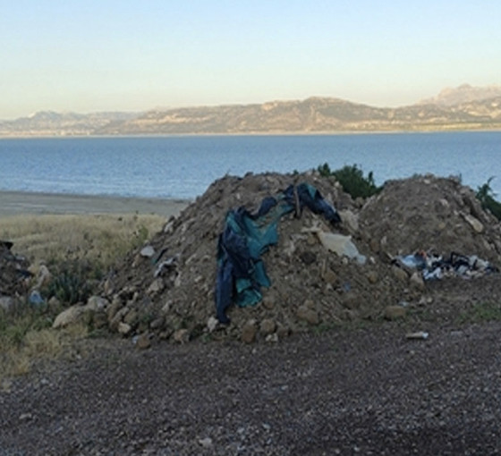 Burdur Gölü kenarına hafriyat ve atık döküldü