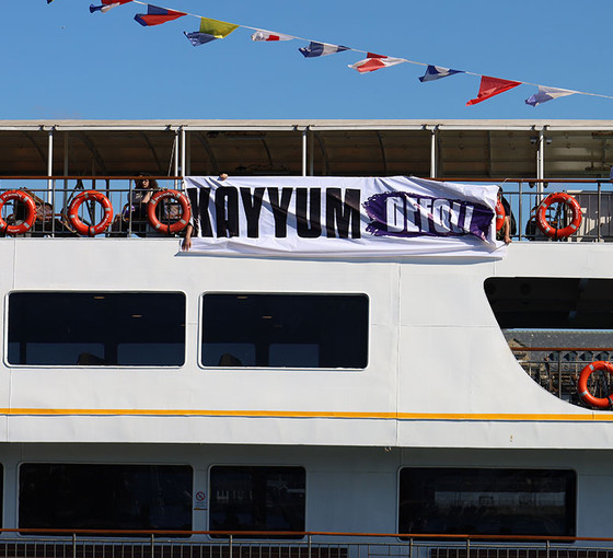 İstanbul'da vapura 'kayyum defol' pankartı asıldı