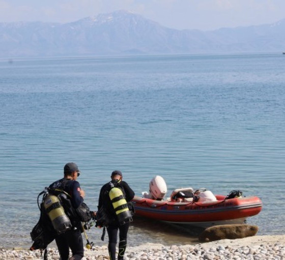 Van Gölü’nde kaybolan genci arama çalışmaları devam ediyor