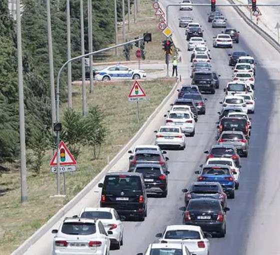 Antalya-Fethiye-Burdur kara yolunda bayram tatili dönüşü trafik yoğunluğu başladı