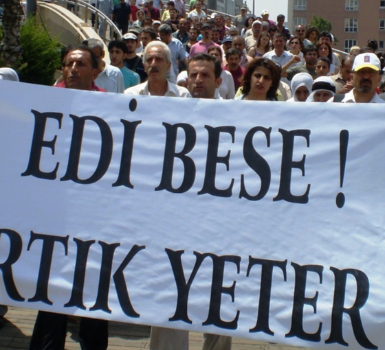 Krizlerin ve baskıcılığın temel sebebi olarak kimlik ve meşrûiyet