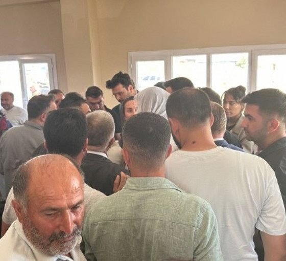 Yangında ölenlerin taziyesinde bakan yardımcısı ve AKP'lilere tepki: 'Devlet de helikopter de yoktu'