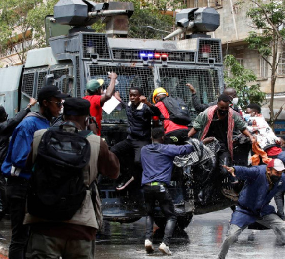 Kenya'da vergi artışına karşı parlamentoyu basan gençlere ateş açan polis 5 kişiyi öldürdü: İsyanı bastırmak için ordu devrede