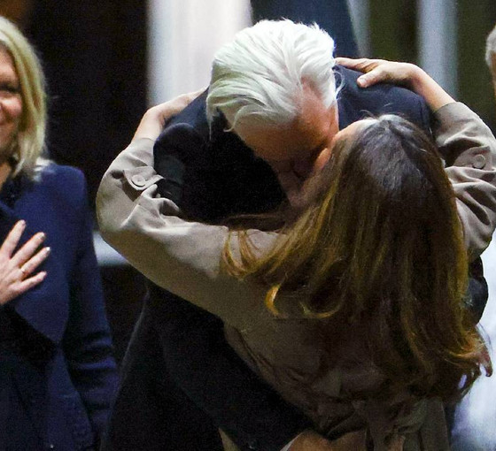 ABD ile anlaşma yapıp Avustralya'ya dönen Assange, ilk kez 'özgür bir adam' olarak eşini öptü