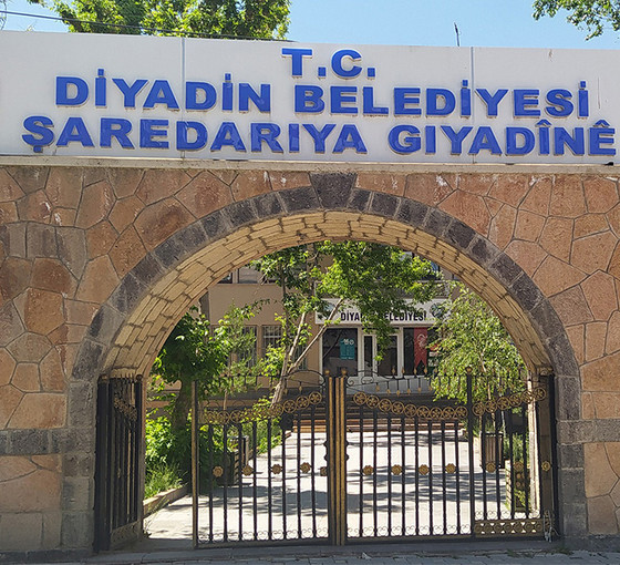 Hızını alamayan kayyım Pakistan'a yardım kolisi göndermiş