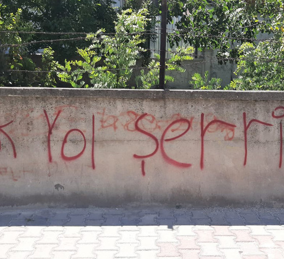 Tokat’ın en işlek bulvarına 'tek yol şeriat' yazısı: Halk ve esnaf tedirgin