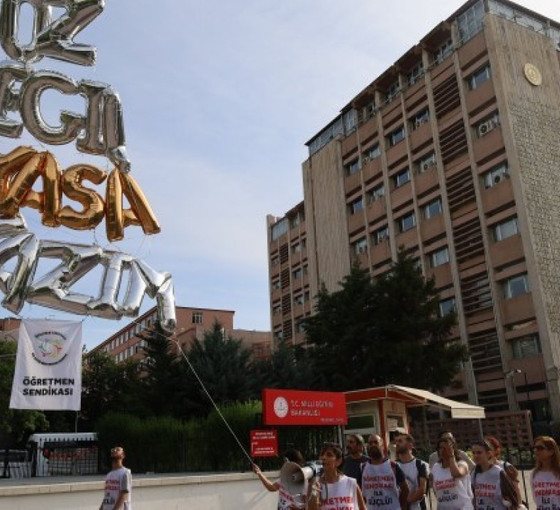 Öğretmenler, bakanlığa yürüdü: Boş vaatleri duymak istemiyoruz