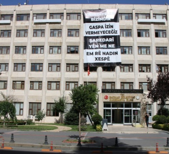 Batman'da kayyım yolsuzlukları: AKP adayı için alınan 53 milyon TL'lik yardım kolilerinin kaydı yok