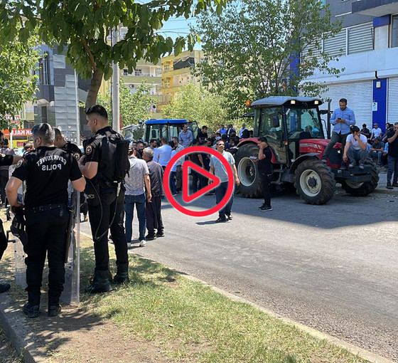 Urfa'da 262 mahallede elektrikler kesik ... Siverek'te DEDAŞ protestosu: Çiftçiler traktörlerle yolu kapattı