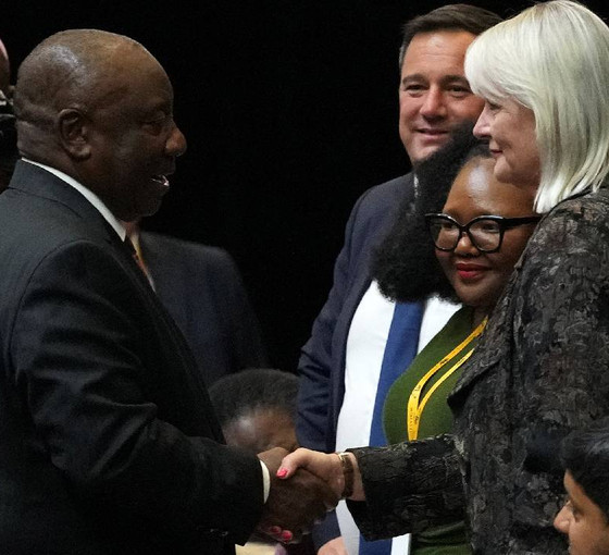 Güney Afrika'da Mandela'nın partisi ile beyaz muhalefetin ortaklığı: 11 partili ulusal birlik hükümeti kuruldu