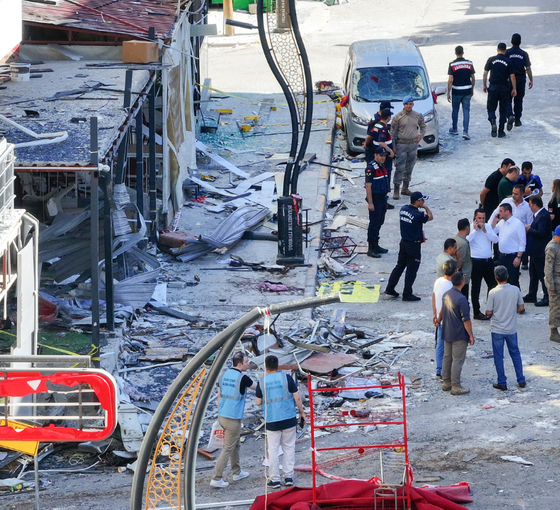 İzmir'de beş kişinin öldüğü patlamaya ilişkin iki kişi adliyeye sevk edildi