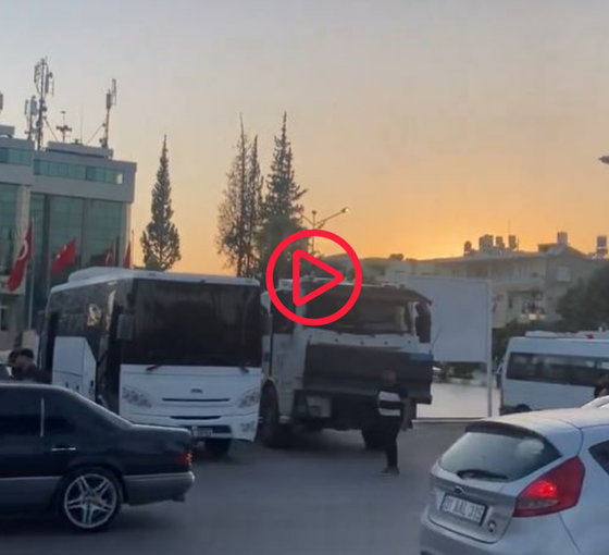 Suriyelilere yönelik ırkçı saldırılar devam ediyor: Reyhanlı Belediyesi önüne TOMA ve çevik kuvvet yığıldı