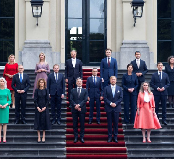 Hollanda'da aylar süren tartışmalardan sonra Wilders'siz Wilders hükümeti göreve başladı