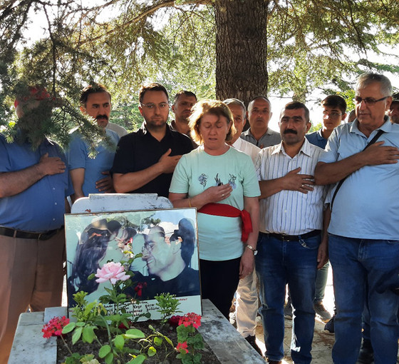 Sivas Katliamı'nda öldürülen Muammer Çiçek mezarı başında anıldı: 'Sizin karanlığınıza teslim olmayacağız'