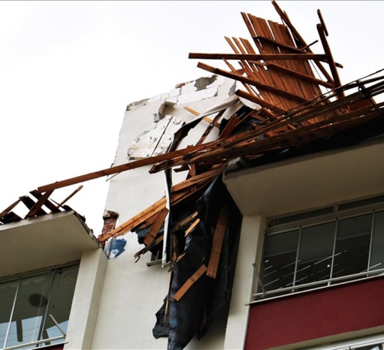 Kastamonu'da fırtına okulun çatısını uçurdu