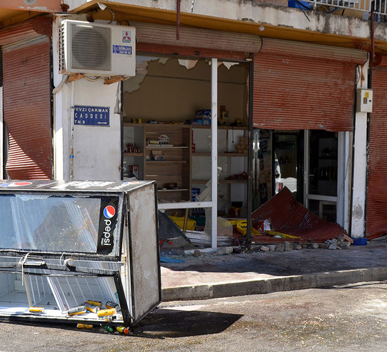 17 yaşındaki Suriyeli gencin bıçaklandığı Antalya'da ırkçı saldırılar sürüyor: Araçlar kundaklandı, evler taşlandı