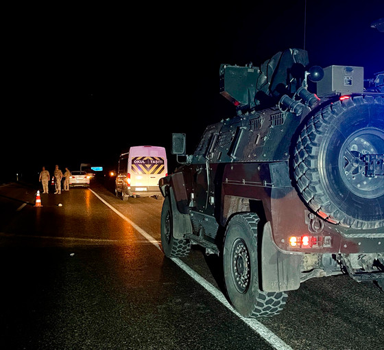 Diyarbakır'da seyir halindeki otomobile uzun namlulu silahlarla ateş açıldı: Üçü ağır, altı yaralı