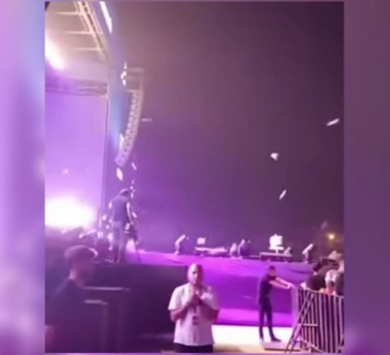 Van konserinde sahneden 'Ne mutlu Türküm diyene' diyen şarkıcı Bengü protesto edildi