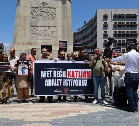 Sırrı Süreyya Önder, depremzede ailelerin başlattığı nöbete katıldı: 'Sorumlular hesap vermeli'