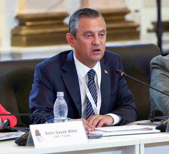 Özgür Özel'den Sosyalist Enternasyonal'de aşırı sağ uyarısı