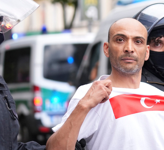 Berlin'de 'bozkurt' gözaltıları: Gözaltına alınanlar oldu, kortej dağıtıldı