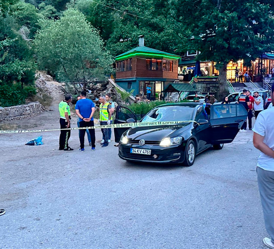 Dersim'de dağdan kopan kaya parçası seyir halindeki otomobile çarptı: 1 ölü, 2 yaralı