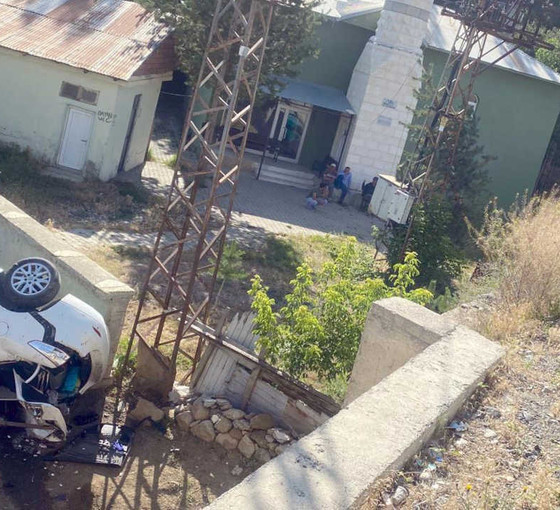 Erzurum'da otomobil beş metreden düştü, üç kişi öldü