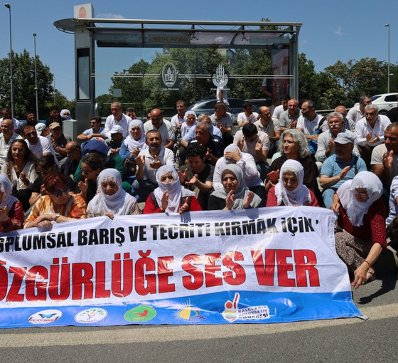 Cezaevi önünde 'özgürlük' eylemi