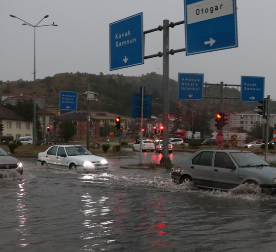Samsun'da sağanak nedeniyle tarım arazileri su altında kaldı, iş yerlerini su bastı