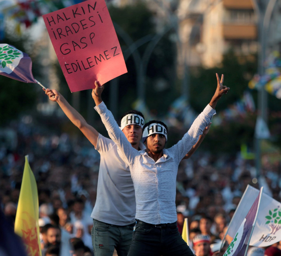 Mecburi istikamet: Kürtlerle birlikte demokrasiyi inşa etmek-1