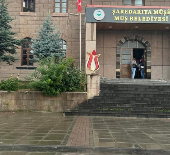 Muş Belediyesi'ne Kürtçe tabela asıldı