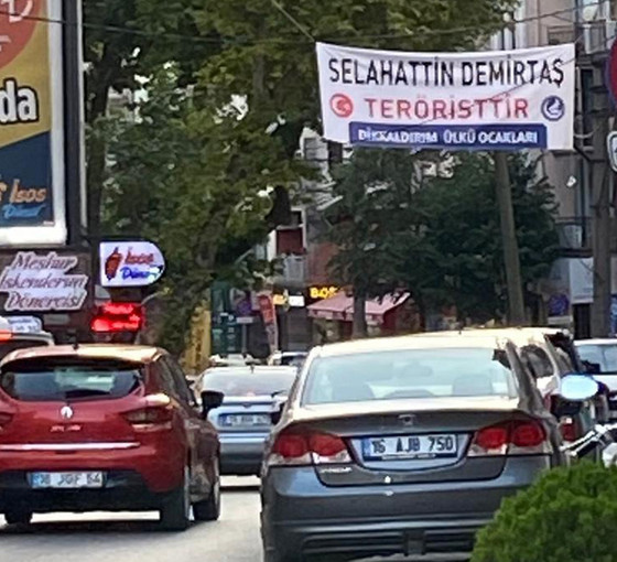 Bursa’da Demirtaş’ı hedef gösteren bir pankart daha asıldı