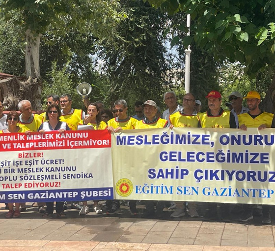 Eğitim Sen Öğretmenlik Meslek Kanunu'na karşı eylemde: 'Geri adım atmayacağız, kanunu geri çekin'