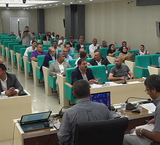 DEM Parti'yi karalayarak istifa etmişti: Birecik Belediye Başkanı Begit meclis toplantısında protesto edildi