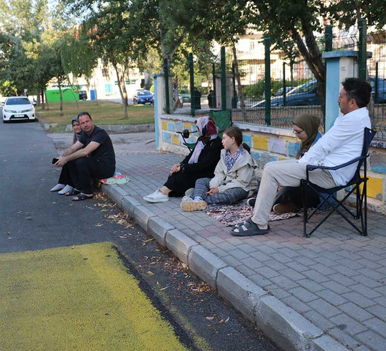 Afyonkarahisar'da 4,4 büyüklüğünde deprem: Halk sokağa koştu