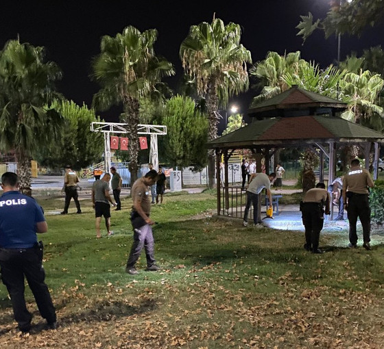 Adana'da parkta oturan gençlere silahlı saldırı düzenlendi, bir kişi öldü