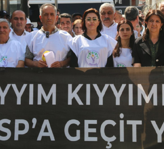 Hakkari'de kayyıma karşı nöbet sürüyor: 'Sandıkta yenemediğiniz Hakkari halkını, kayyımla asla yenemezsiniz'