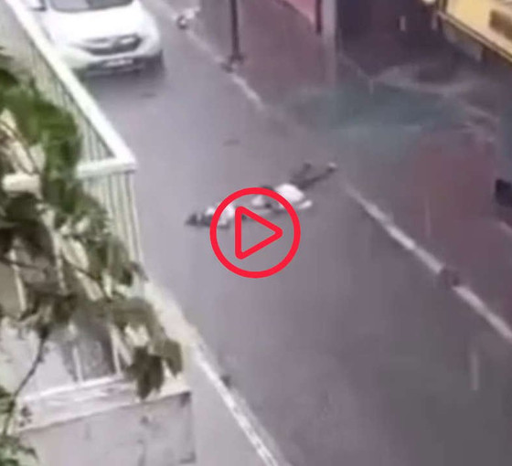 İzmir'de iki kişinin yoldaki akıma kapılarak öldüğü anlar kamerada