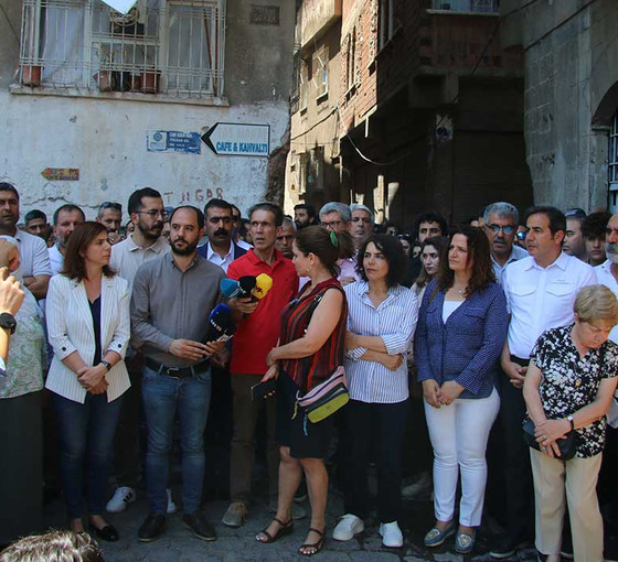 Diyarbakır'da kafe saldırılarına tepki: Birlikte yaşam kültürüne zarar veren saldırıları kabul etmiyoruz