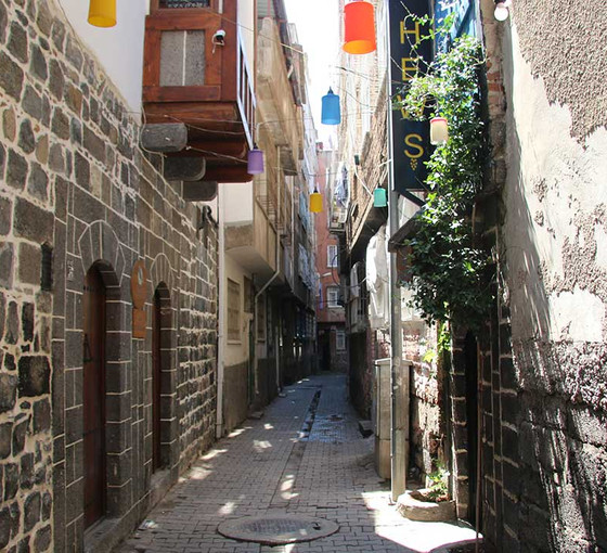 Diyarbakır'da saldırıya uğrayan Hewş Kafe'nin işletmecisi: 'Buraya açık giyinen kadınlar gelmesin' diye tehdit ediyorlar