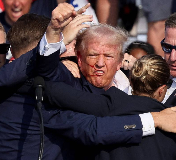 Sağlık kontrollerinin tamamlanmasının ardından hastaneden ayrılan Trump: Sağ kulağımın üst kısmından kurşunla vuruldum