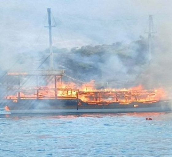 Marmaris'te tur teknesi yandı: Dört yaralı