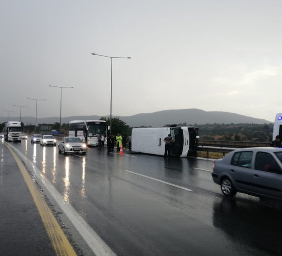 Adana'da tarım işçilerini taşıyan midibüs devrildi: 12 kişi yaralandı