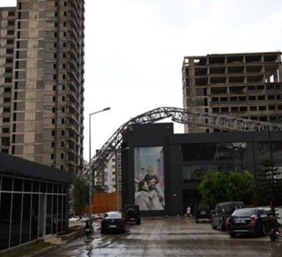 Adana'da etkili olan fırtınada bir inşaattaki kule vinç devrildi