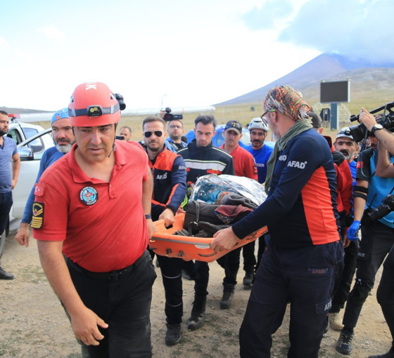 Erciyes'e tırmanan iki dağcının üzerlerine kaya düştü