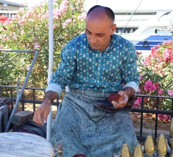 Yeni ayakkabı alamayanlar eskisini tamir ettiriyor