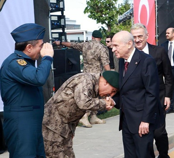 Özel Harekat Başkanı elini öptü, CHP'li Murat Bakan: Bu ülke daha çok 15 Temmuzlar yaşamaya gebe