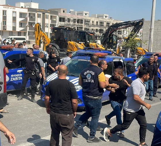 Urfa'da zabıta ile seyyar satıcılar arasında kavga: 15 yaralı